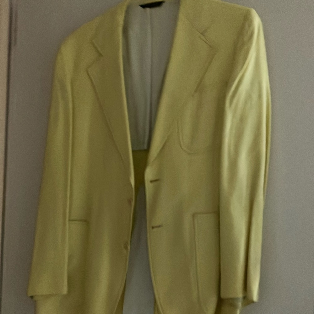 Yellow Sport Coat with Tailored Silhouette and Lightweight Fabric